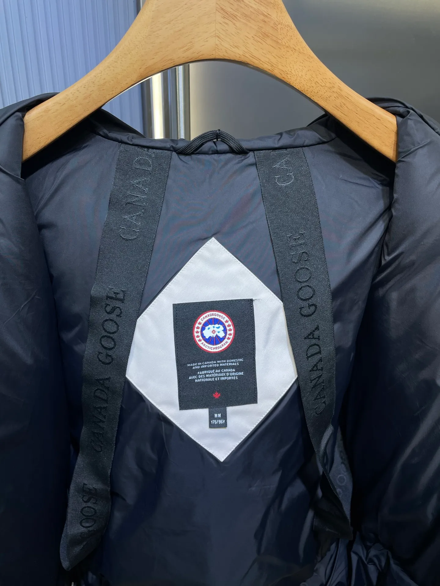 P910 special version 🌟 🇨🇦CANADA GOOES 24 new models 08 models/couple models Factory direct supply: supplying global purchasing agents, micro-business, entities, Tmall, high-end stalls and studio cooperation, free shipping! Canada Goose Expedition Parka 2008 is the same style for men and women. It is mid-length and the most timeless classic. All Arctic and Antarctic scientific expedition teams choose Canada Goose as their cold-proof equipment. It is the Rolls-Royce of down jackets. ➖ Industry-leading anti-counterfeiting chip sensing. ➖ Imported Behringer embroidery machines and customized embroidery labels, the highest level and industry leading. ➖ Imported Korean 21-count polyester-cotton blended original fabric, TC85 waterproof coated fabric, water-repellent, windproof and wear-resistant. ➖ The new national standard 80 white duck down is filled with an average of 520 grams of down. The amount of down filled is industry-leading. ➖ 100% nylon lining with double double-layer sealing design to prevent velvet running, and seamless thread design on the cuffs! ➖ Western Canadian Green Wolf Collar. ➖ Yoshida YKK provides original factory-customized electroplated sliders. YKK two-way lockable zippers are tight and smooth and do not peel off paint. ➖ 3M composite Velcro is durable and the accessories and hardware are all custom-made. Note: Our copywriting is only simple and clear. Instead of bragging about the copywriting, it is better to compare and understand with samples. Only for the purest goose, the most dedicated, the most professional, the highest quality, the highest cost performance!  Size:XS-XXL